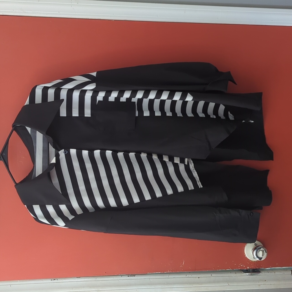 1xl Striped Black And White Collared Shirt.